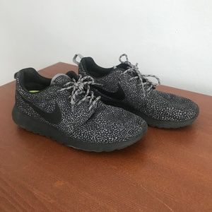 Nike Spotted Grey Roshe Run - Women's 7.5